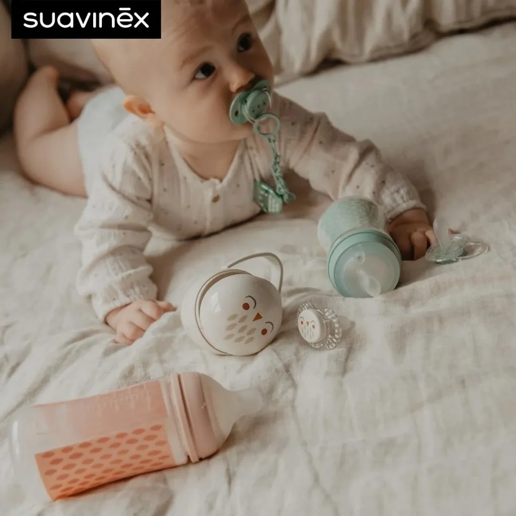 Suavinex จุกหลอกเด็ก สายคล้อง กล่องใส่จุกหลอก รูปทรงมีความสมดุล ใช้ได้ตั้งแต่แรกเกิด