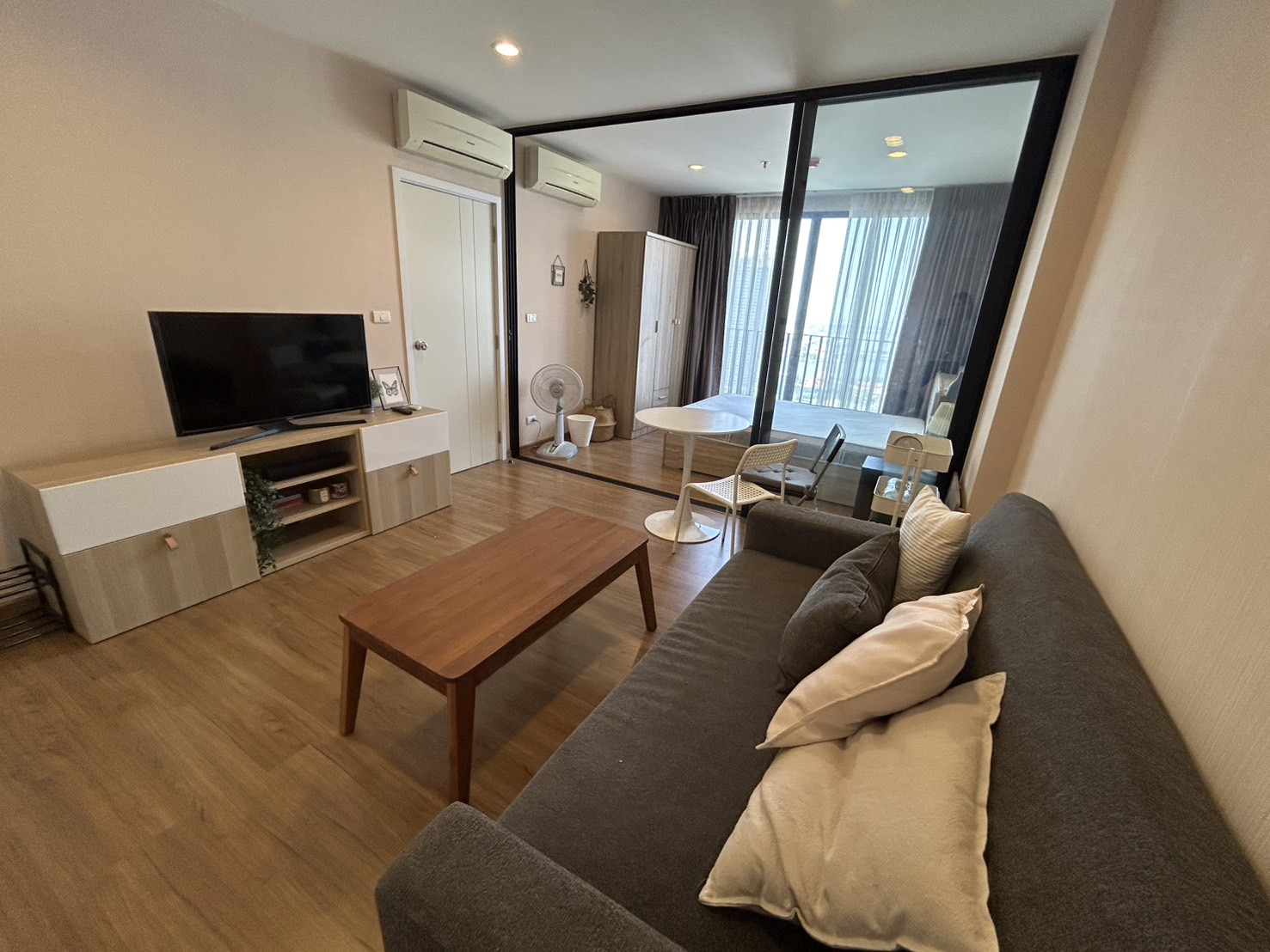 ให้เช่าคอนโด เดอะ ทรี อินเตอร์เชนจ์ พื้นที่ 36 ตร.ม. 1 ห้องนอน ชั้นสูง