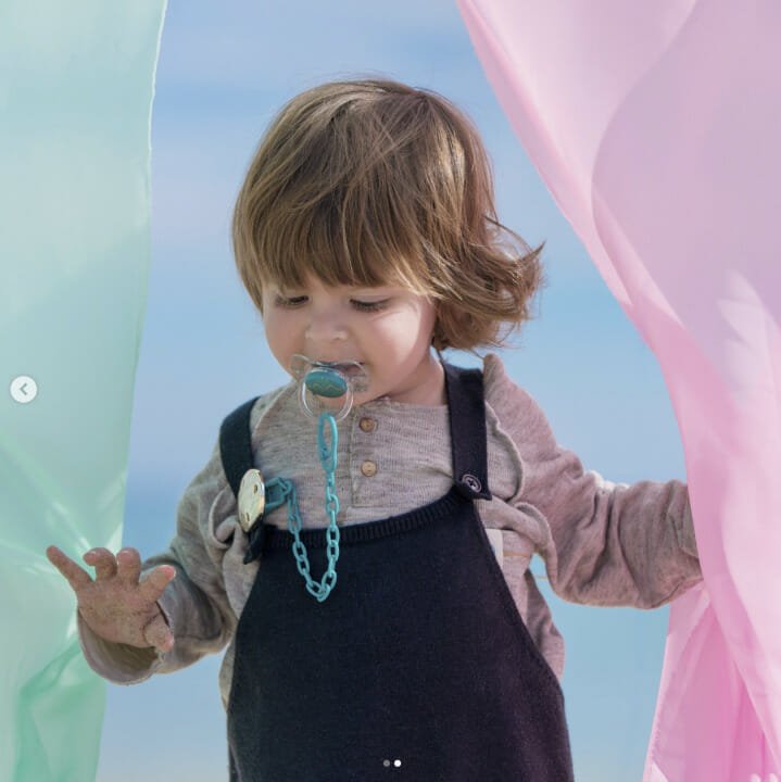 Suavinex จุกหลอกเด็ก สายคล้อง กล่องใส่จุกหลอก รูปทรงมีความสมดุล ใช้ได้ตั้งแต่แรกเกิด