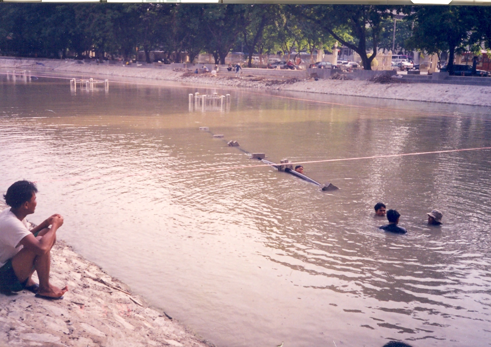 น้ำพุทุ่นลอย ดอกชบาใหญ่ หน้าม.จุฬาฯ