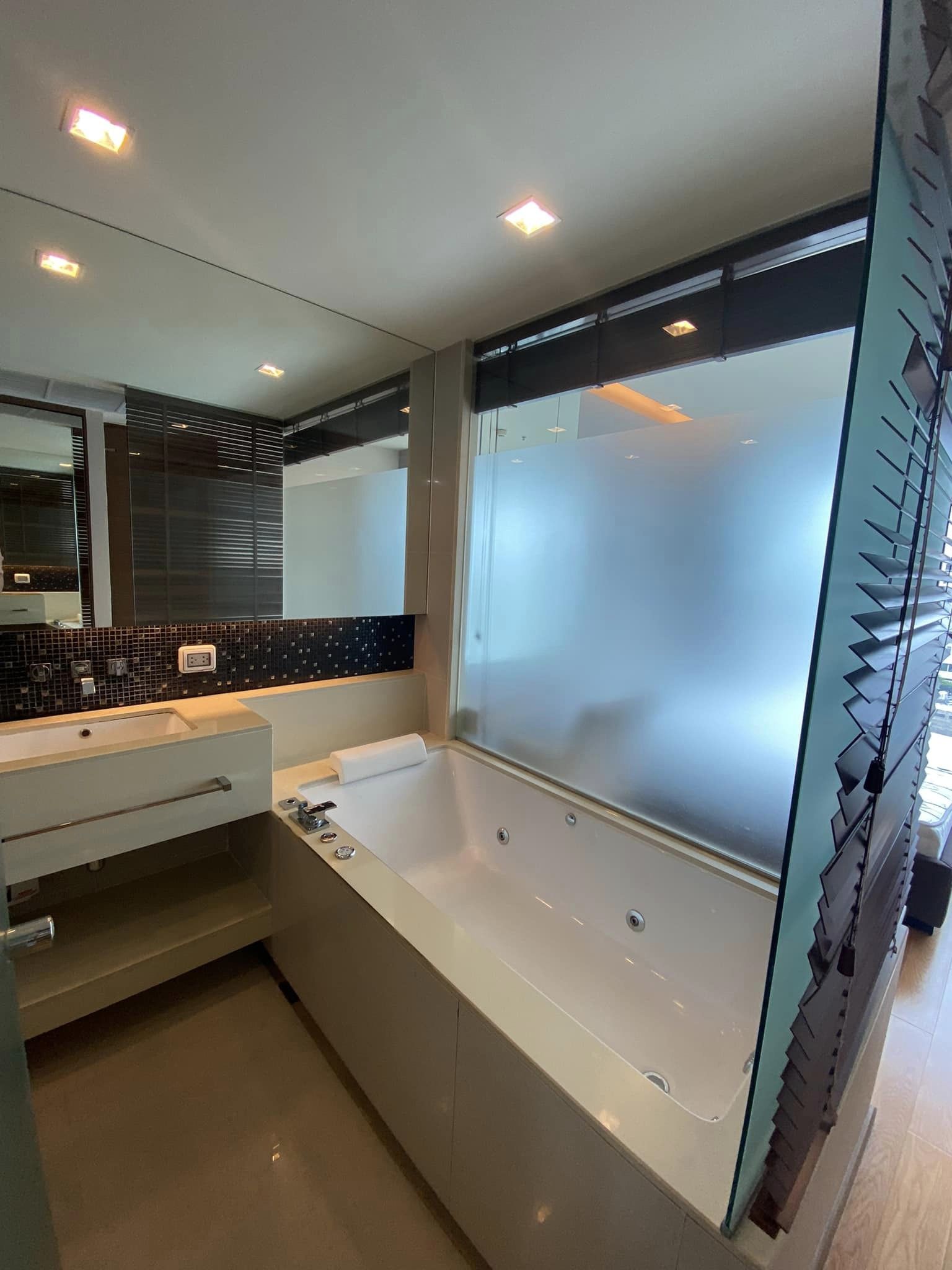 ให้เช่าคอนโด ดิ แอดเดรส สาทร พื้นที่ 70 ตร.ม. 2 ห้องนอน เช่า 43,000 บ/ด