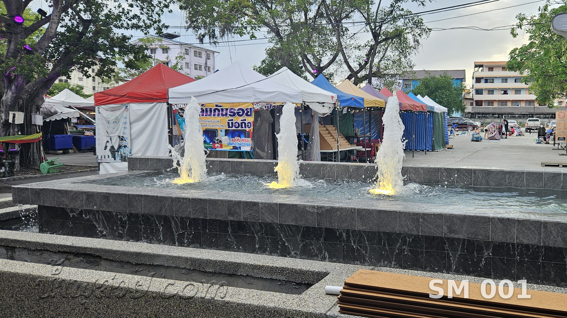 น้ำพุต้นสน ตลาดต้นไทร แบริ่ง