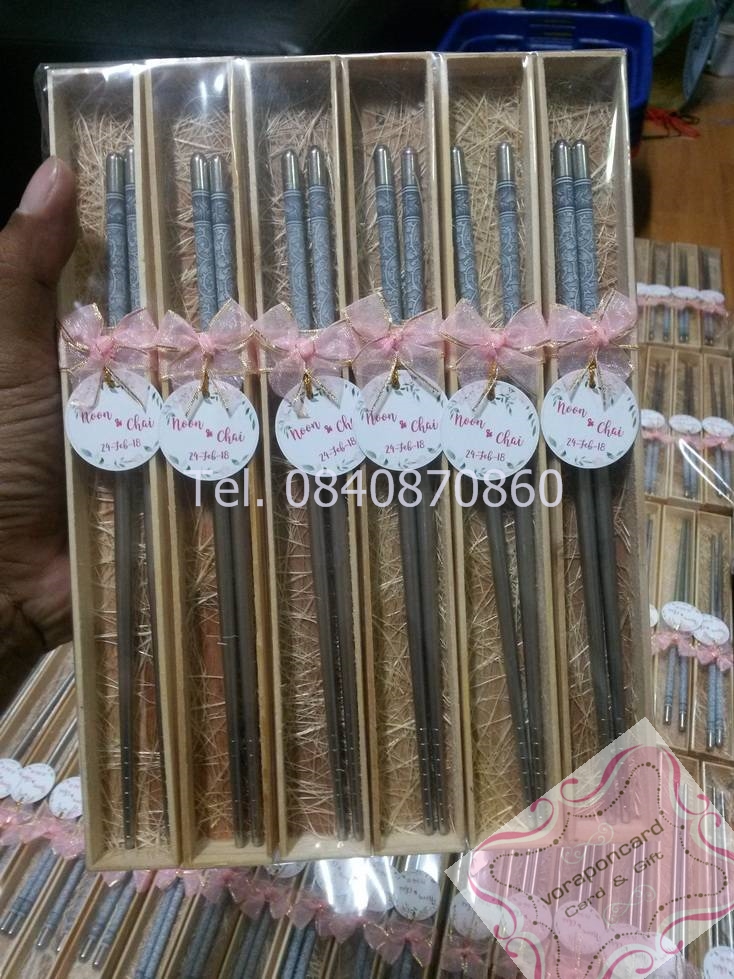 ตะเกียบสแตนเลสใส่กล่องไม้พร้อมโบว์ป้ายชื่อ