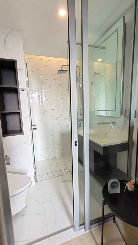 ให้เช่าคอนโด ไซมิส เอ๊กซ์คลูซีพ ควีนส์ พื้นที่ 35 ตร.ม. 1 ห้องนอน เช่า 17,000 บ/ด