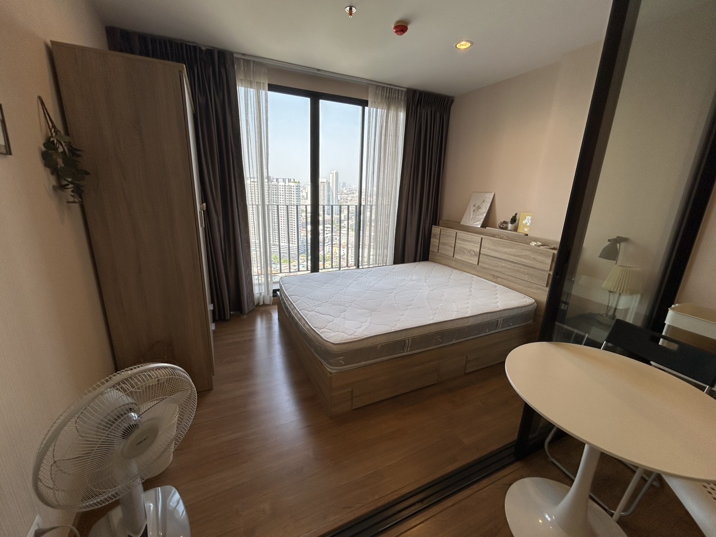 ให้เช่าคอนโด เดอะ ทรี อินเตอร์เชนจ์ พื้นที่ 36 ตร.ม. 1 ห้องนอน ชั้นสูง