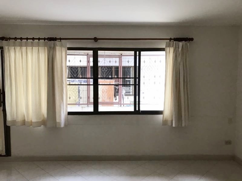 ขายทาวน์เฮ้าส์ 3 ชั้น ย่านรามคำแหง 43 พื้นที่ 20 ตรว. 4 ห้องนอน ขาย 6 ล้านบาท