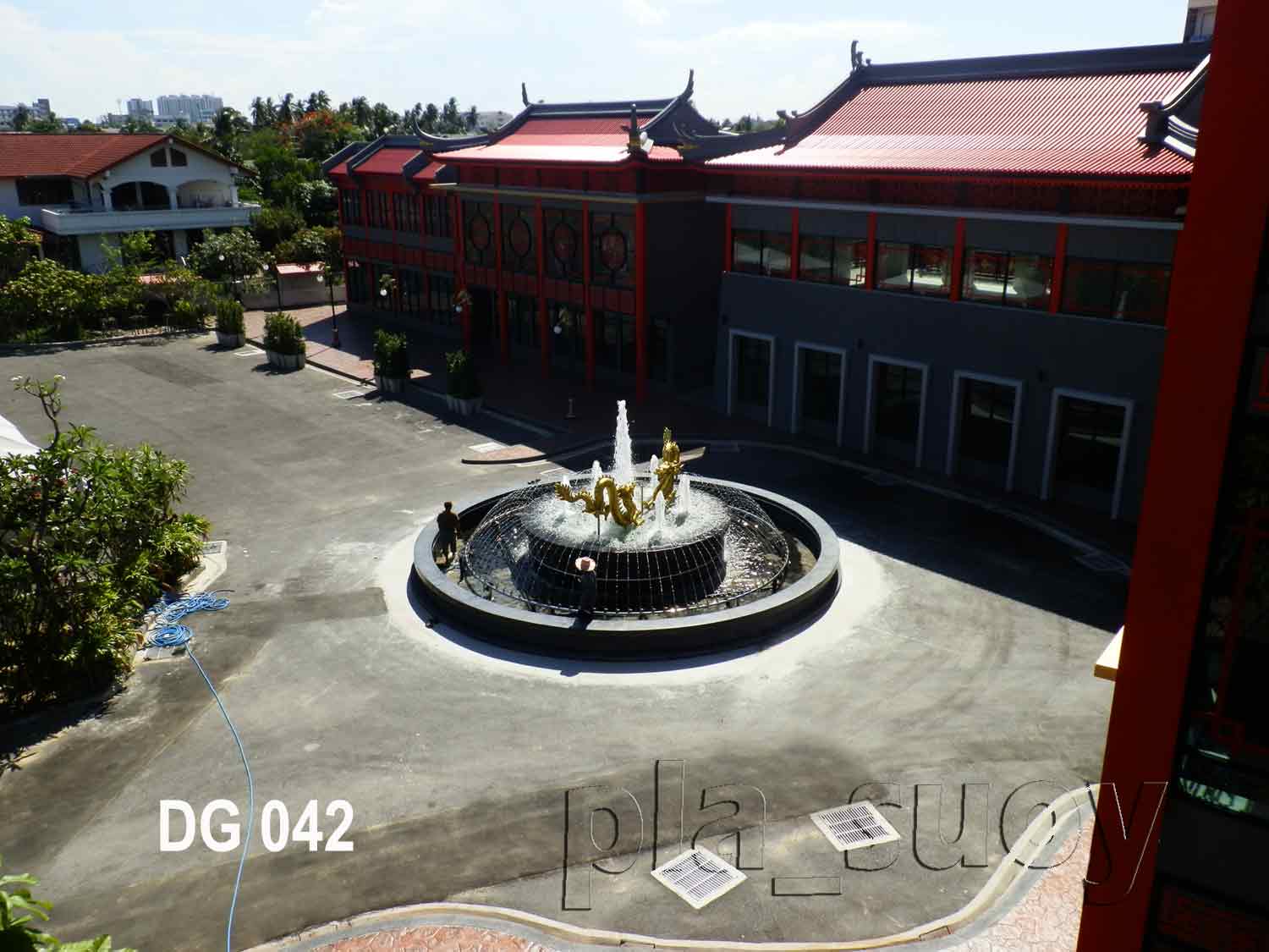 น้ำพุ ประติมากรรม มังกรทอง ในโครงการ Dragon Mall ที่ เพชรเกษม 48