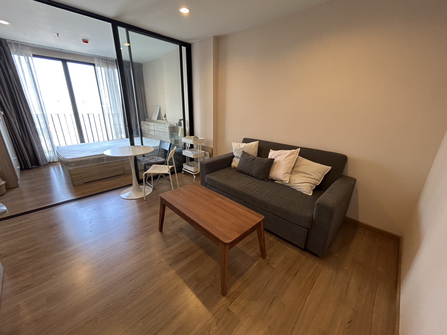 ให้เช่าคอนโด เดอะ ทรี อินเตอร์เชนจ์ พื้นที่ 36 ตร.ม. 1 ห้องนอน ชั้นสูง