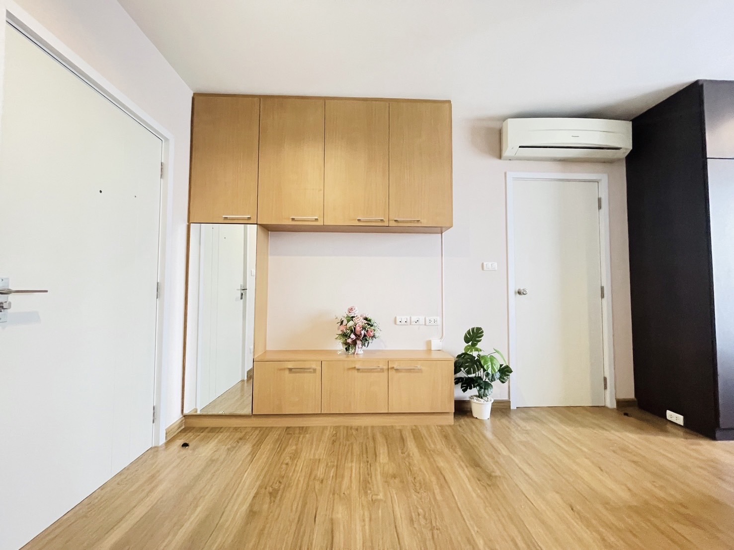 ให้เช่าคอนโด เดอะ ทรี อินเตอร์เชนจ์ พื้นที่ 30 ตร.ม. 1 ห้องนอน เช่า 11,000 บ/ด