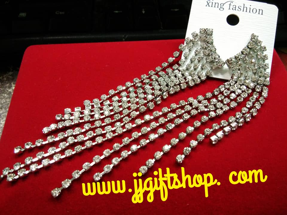 ต่างหูประดับเพชร CZ สีเงิน ถ่ายจากสินค้าจริง