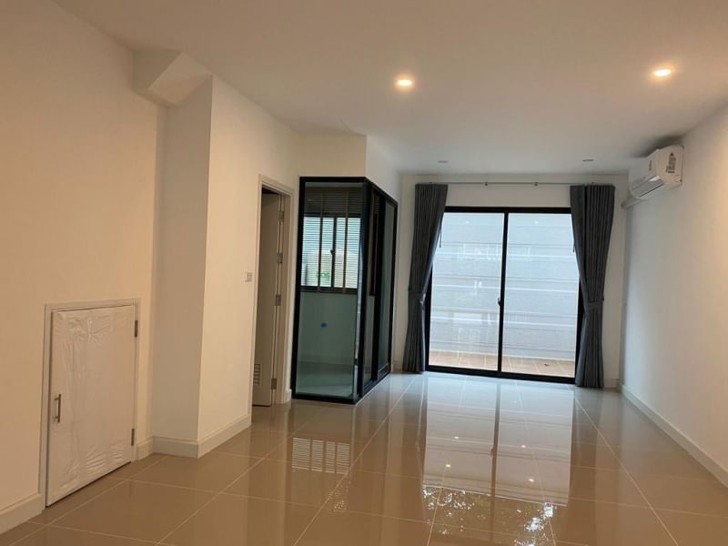 ให้เช่าทาวน์โฮม 3 ชั้น ย่านบางกะปิ พื้นที่ 20 ตรว. 3 ห้องนอน เช่า 37,500 บ/ด