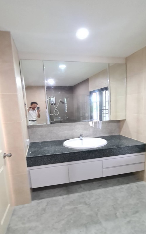 ขายทาวน์โฮม 3 ชั้น ย่านสุขุมวิท พื้นที่ 52.8 ตรว. 2 ห้องนอน ขาย 13 ล้านบาท