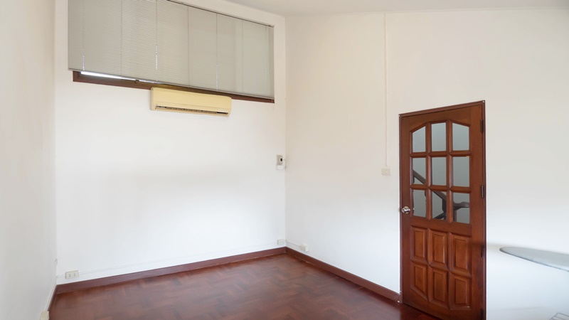 ให้เช่าทาวน์โฮม 4 ชั้น ย่านเอกมัย พื้นที่ 24 ตรว. 5 ห้องนอน เช่า 50,000 บ/ด