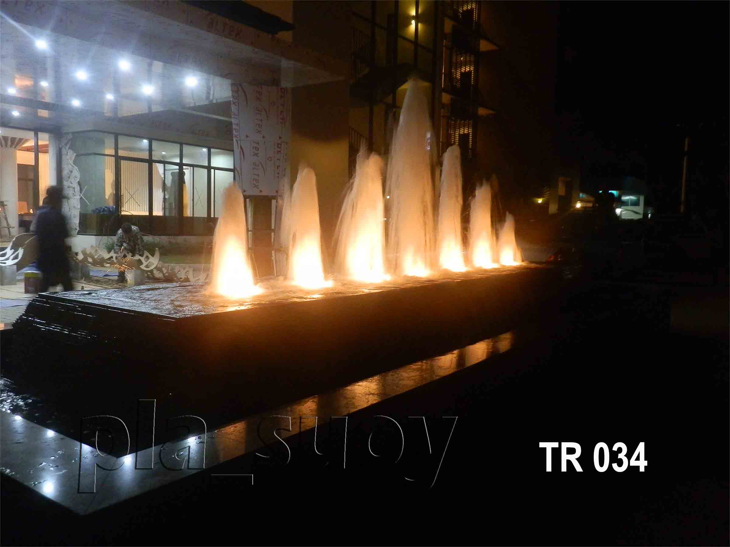 บ่อน้ำพุ หน้าโรงแรม The River ที่ จ.นครพนม