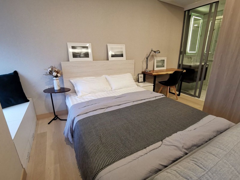 ให้เช่าคอนโด ไซมิส เอ๊กซ์คลูซีพ ควีนส์ พื้นที่ 35 ตร.ม. 1 ห้องนอน เช่า 18,000 บ/ด