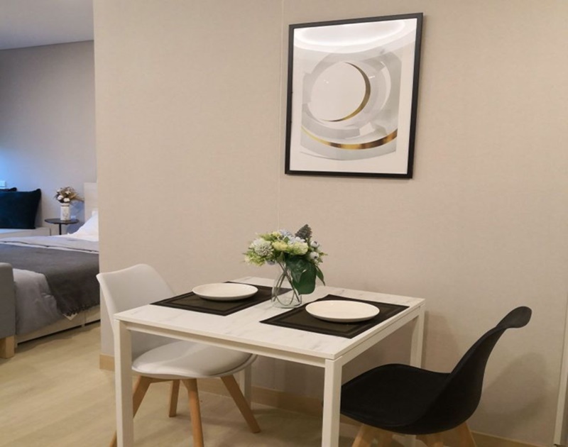 ให้เช่าคอนโด ไซมิส เอ๊กซ์คลูซีพ ควีนส์ พื้นที่ 35 ตร.ม. 1 ห้องนอน เช่า 18,000 บ/ด