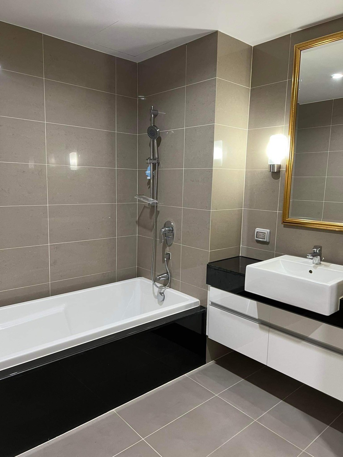 ขาย/ให้เช่า ศุภาลัย เวลลิงตัน พื้นที่ 134 ตร.ม. 3 ห้องนอน เช่า 56,000 บ/ด ขาย 15.5 ล้านบาท