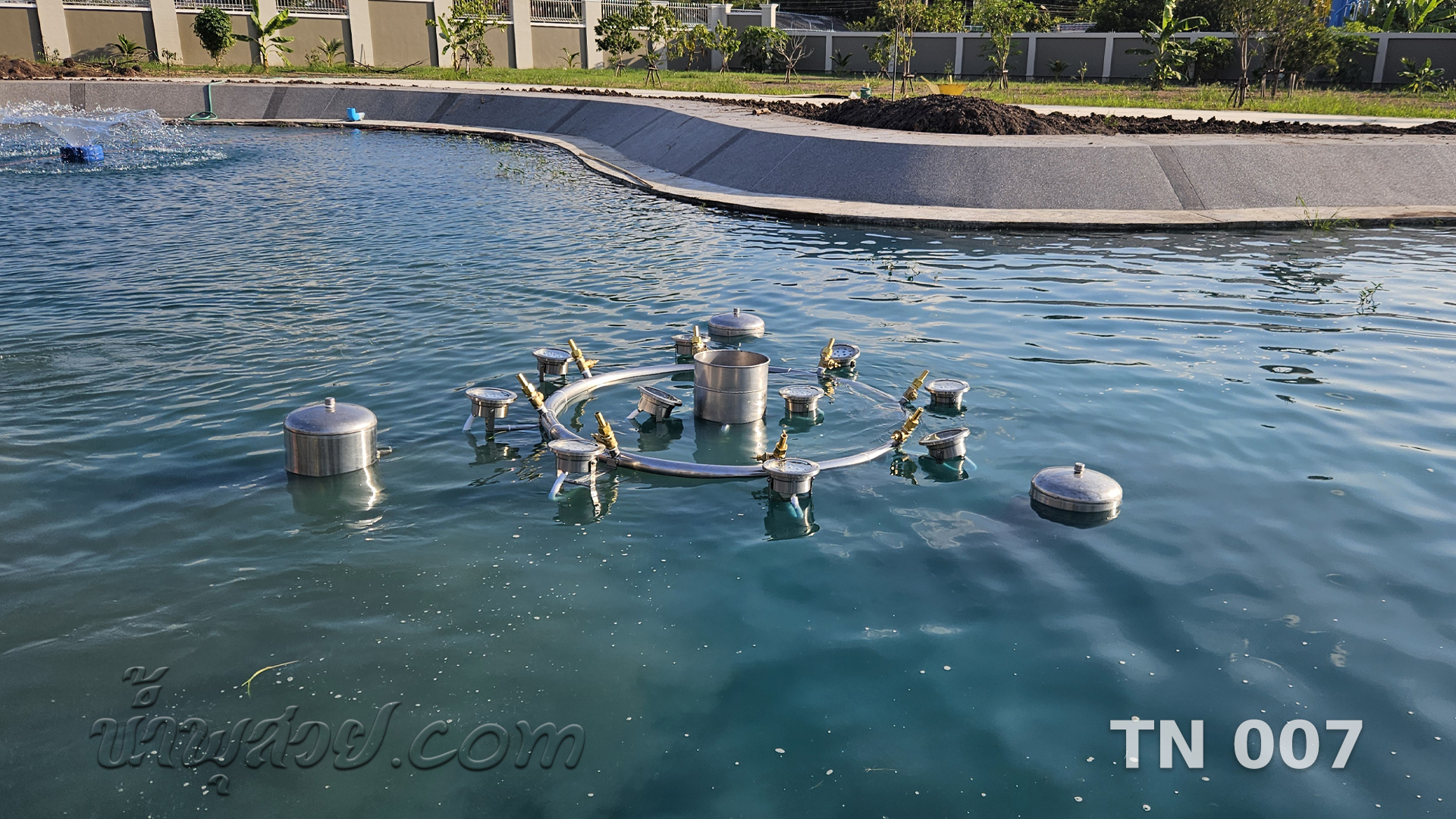 น้ำพุทุ่นลอย ทรงดอกชบา คุณสุรศักดิ์ จ.นครปฐม