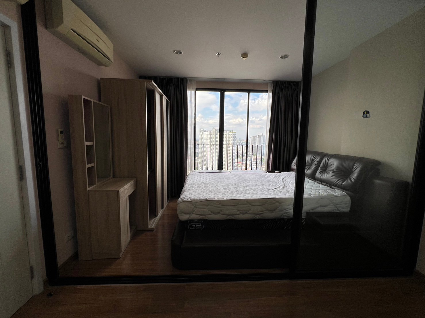 ขาย/ให้เช่าคอนโด เดอะ ทรี อินเตอร์เชนจ์ 36 ตรม. 1 ห้องนอน เช่า 12,000 บ/ด ขาย 2.95 ลบ.