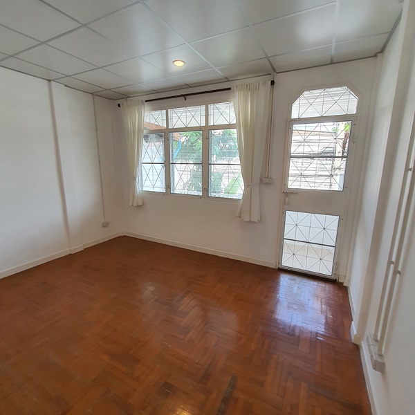 ให้เช่าทาวน์เฮ้าส์ 2 ชั้น ย่านติวานนท์ พื้นที่ 17 ตรว. 2 ห้องนอน เช่า 12,000 บ/ด