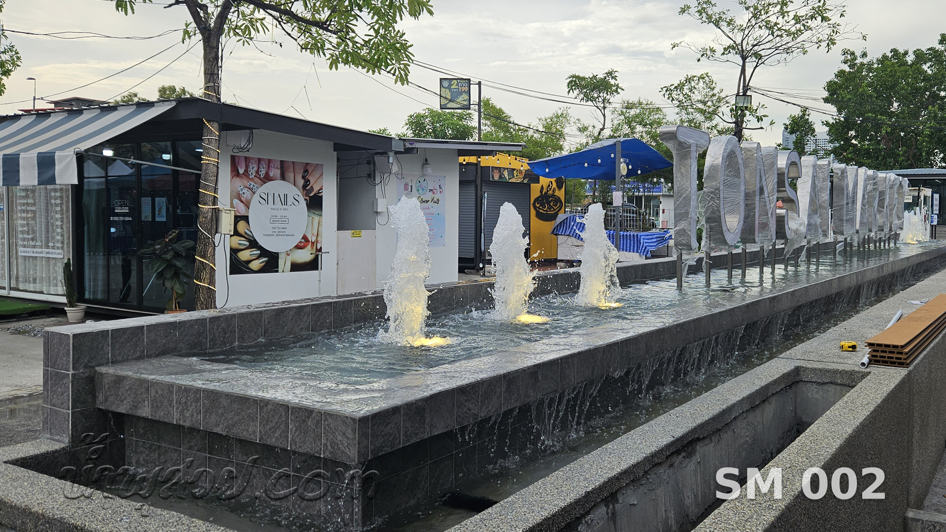 น้ำพุต้นสน ตลาดต้นไทร แบริ่ง