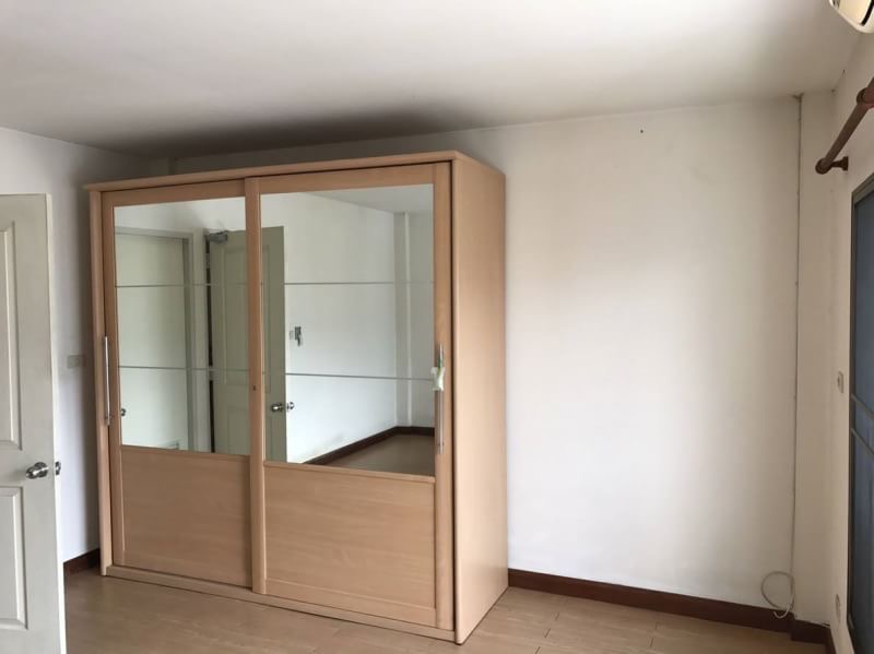 ขายทาวน์เฮ้าส์ 3 ชั้น ย่านรามคำแหง 43 พื้นที่ 20 ตรว. 4 ห้องนอน ขาย 6 ล้านบาท