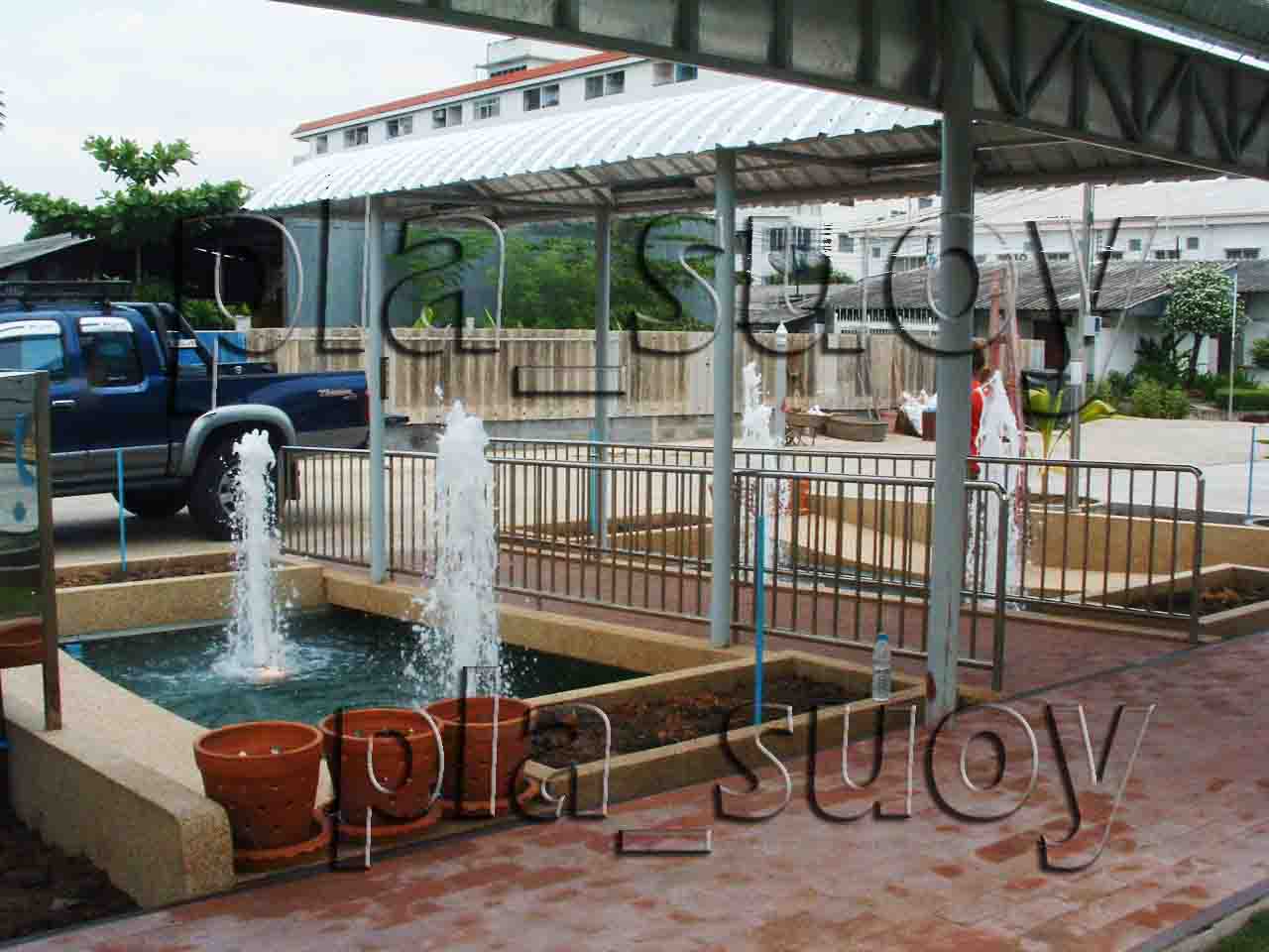 น้ำพุในบ่อเลี้ยงปลา บ้านพักคนชรา