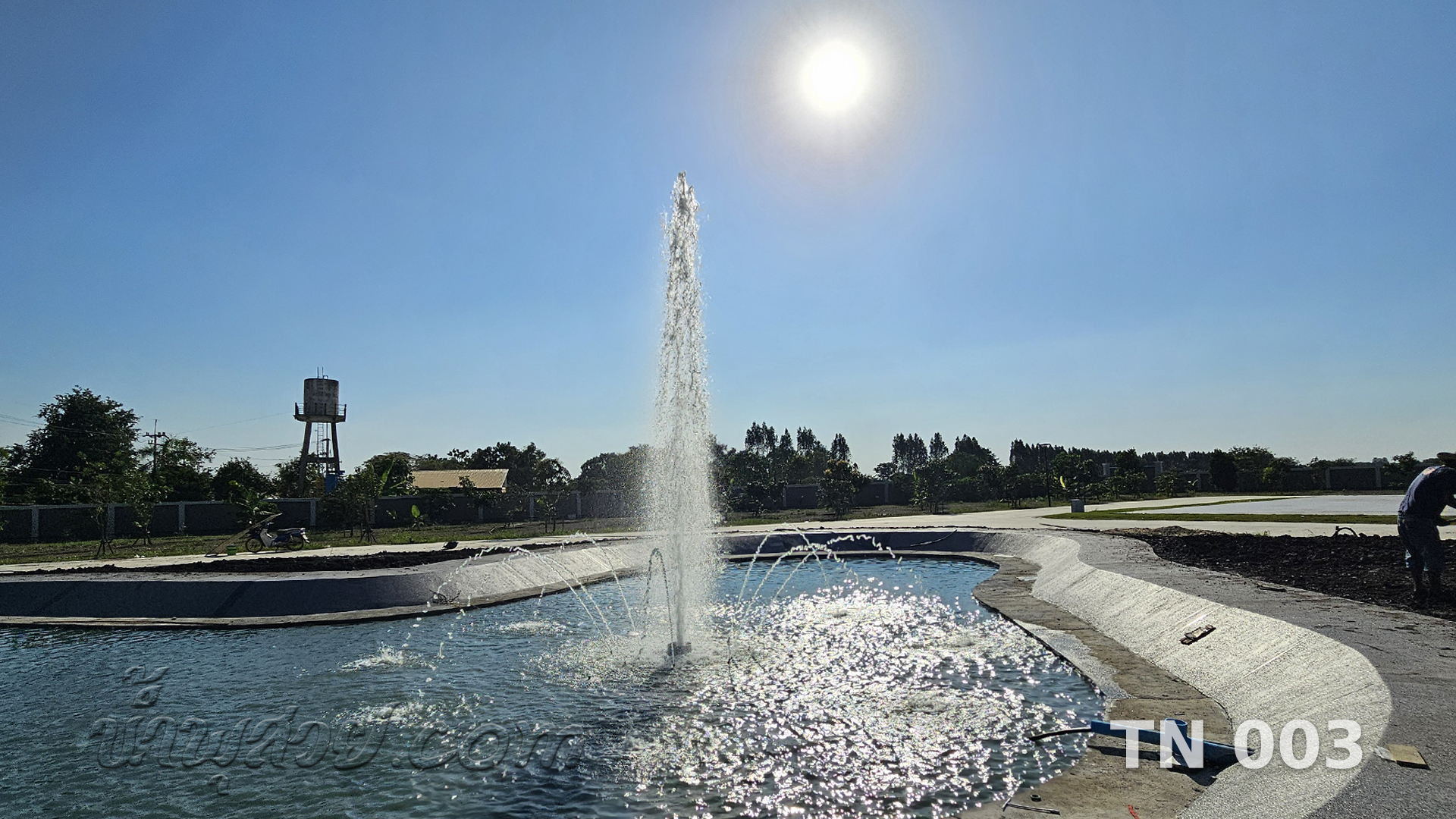 น้ำพุทุ่นลอย ทรงดอกชบา คุณสุรศักดิ์ จ.นครปฐม