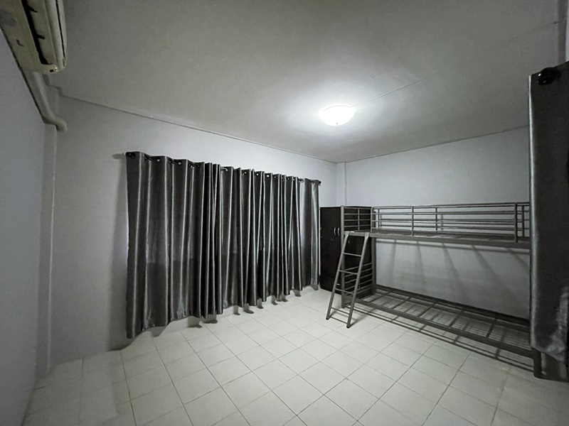 ให้เช่าทาวน์โฮม 3.5 ชั้น ย่านรัชดา-สุทธิสาร พื้นที่ 26 ตรว. 5 ห้องนอน เช่า 32,000 บ/ด