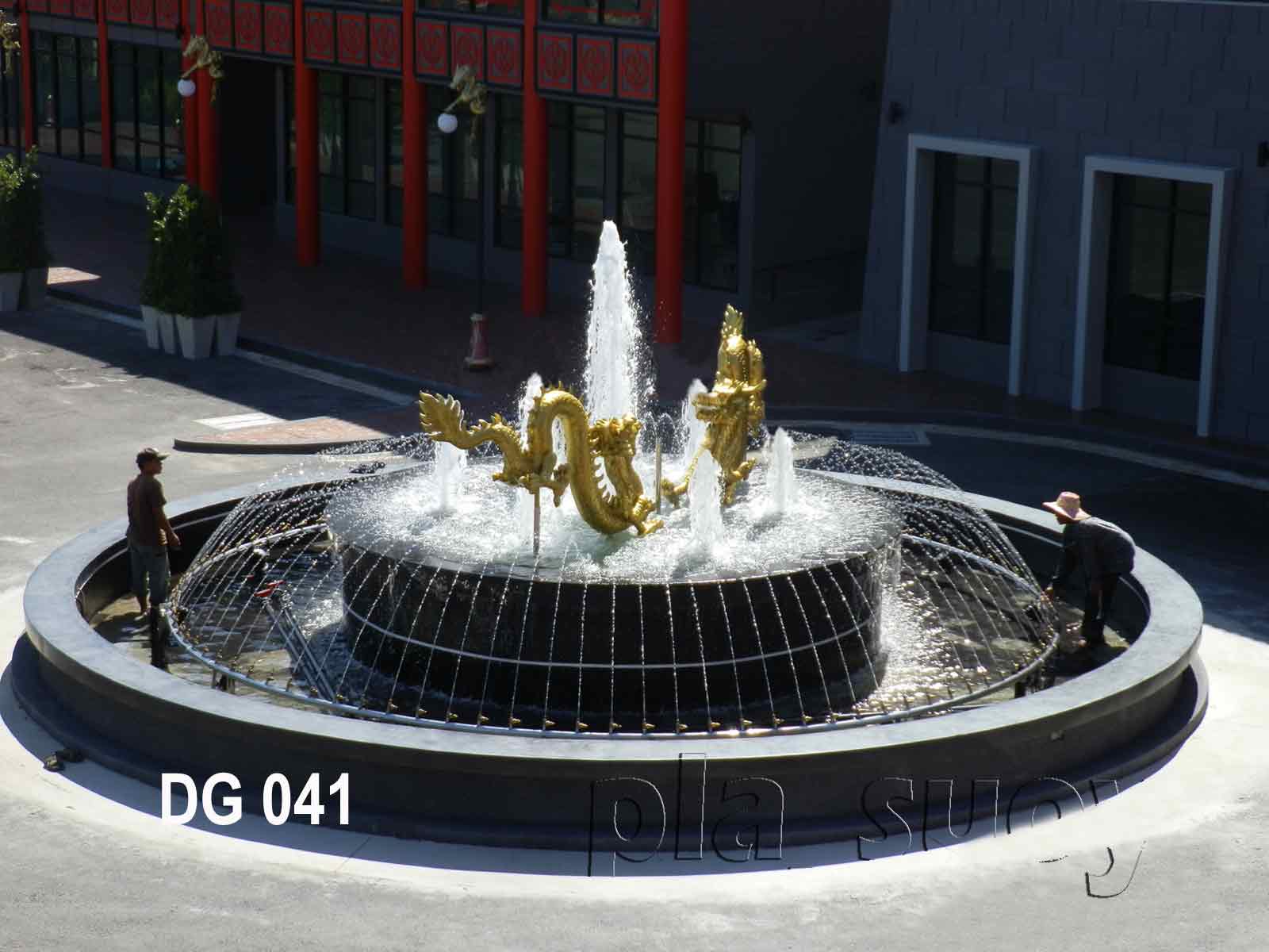 น้ำพุ ประติมากรรม มังกรทอง ในโครงการ Dragon Mall ที่ เพชรเกษม 48