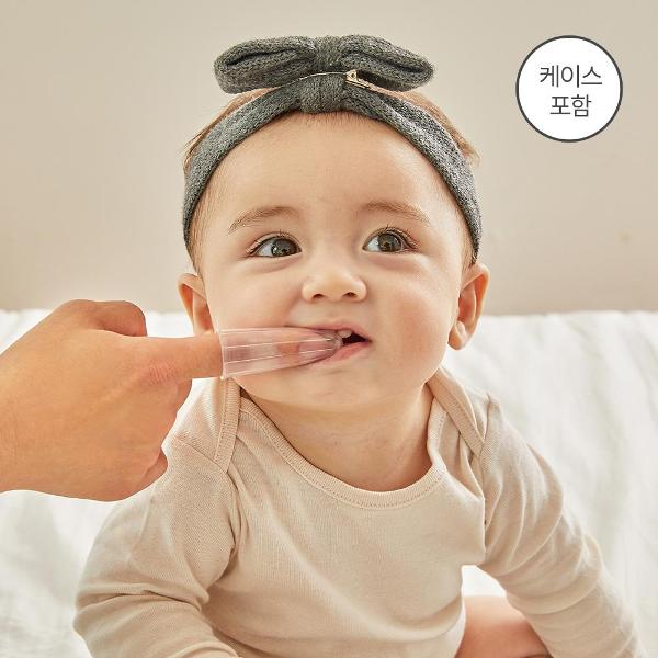 MOYUUM แปรงซิลิโคนสวมนิ้วพร้อมกล่อง แพ็ค 2 ชิ้น Toothbrush+Case (3m+)