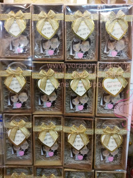 พวงกุญแจบ่าวสาวแพคกล่องไม้