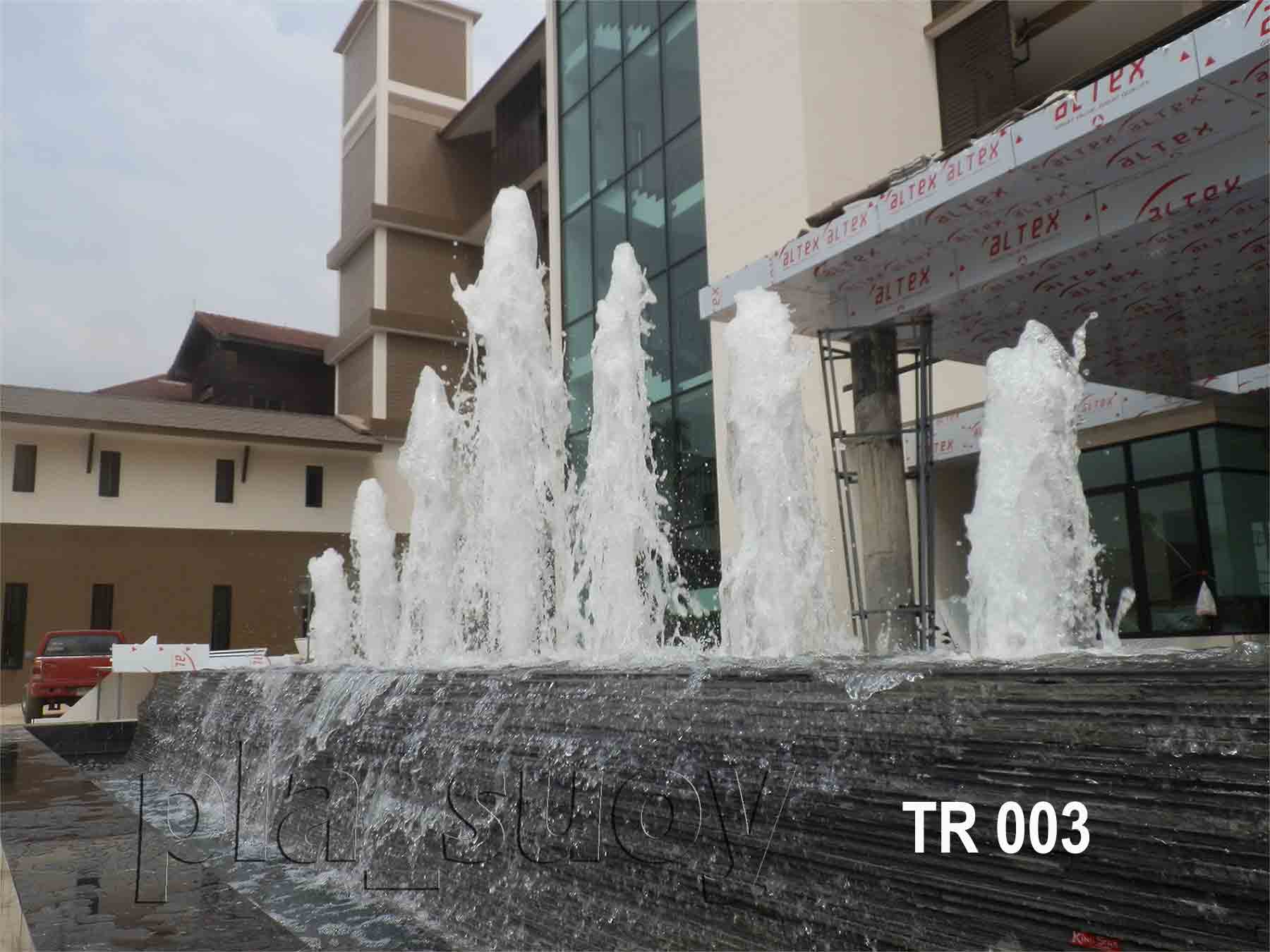 บ่อน้ำพุ หน้าโรงแรม The River ที่ จ.นครพนม