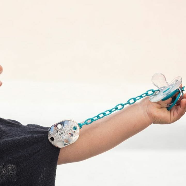 Suavinex จุกหลอกเด็ก สายคล้อง กล่องใส่จุกหลอก รูปทรงมีความสมดุล ใช้ได้ตั้งแต่แรกเกิด