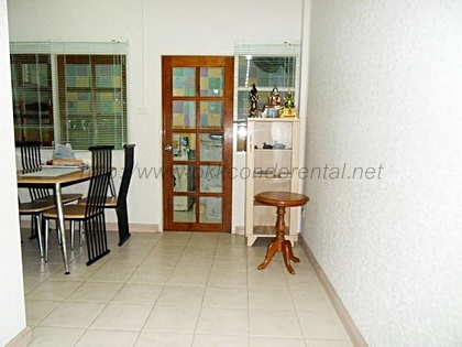 ขายทาวน์เฮ้าส์ 3 ชั้นใน Village Ektunutisherminne Latplakhao 87 พื้นที่ 17 ตรว.