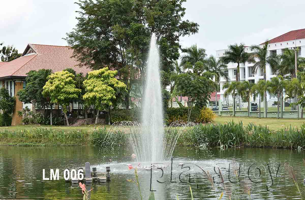 น้ำพุทุ่นลอยดอกชบา ที่เทศบาลเมืองแหลมฉบัง