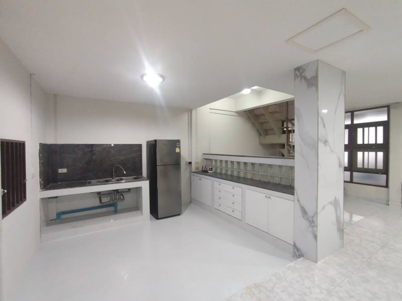 ขาย/ให้เช่าทาวน์เฮ้าส์ 2 ชั้น ย่านอ่อนนุช 40 22 ตรว. เช่า 23,000 บ/ด ขาย 3.5 ลบ.