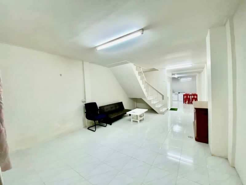 ขายทาวน์เฮ้าส์ 2 ชั้น ย่านศรีนครินทร์ พื้นที่ 16 ตรว. 2 ห้องนอน ขาย 2.5 ล้านบาท