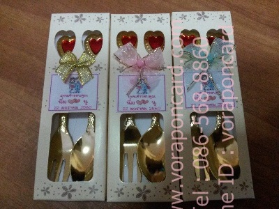 ช้อนส้อมกล่องลายดอกไม้สีครีม