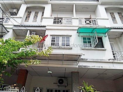 ขายทาวน์เฮ้าส์ 3 ชั้นใน Village Ektunutisherminne Latplakhao 87 พื้นที่ 17 ตรว.