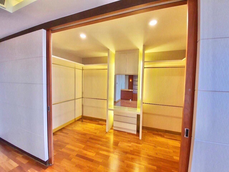 ขายคอนโด ริเวอร์ไรน์ เพลส พื้นที่ 236 ตร.ม. 3 ห้องนอน ขาย 17.5 ล้านบาท