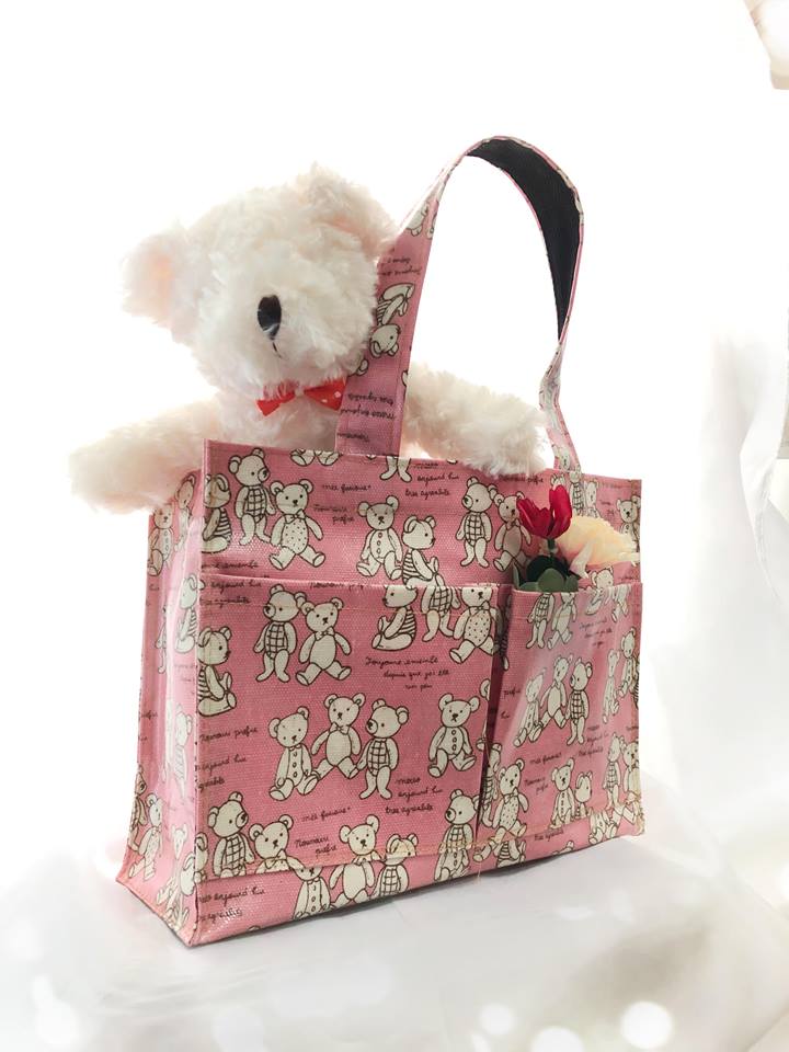 กระเป๋าผ้าเคลือบ พื้นชมพูอ่อน ลาย Teddy bear ขนาด 8" ( Pocket Book ) PVC กันน้ำ ใส่เอกสาร (A5)
