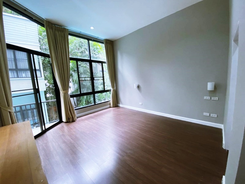 ให้เช่าบ้านแฝด 3 ชั้น ย่านสุขุมวิท 38 พื้นที่ 350 ตรม. 4 ห้องนอน เช่า 120,000 บ/ด