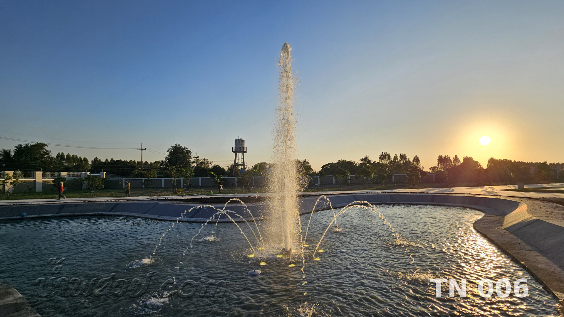 น้ำพุทุ่นลอย ทรงดอกชบา คุณสุรศักดิ์ จ.นครปฐม