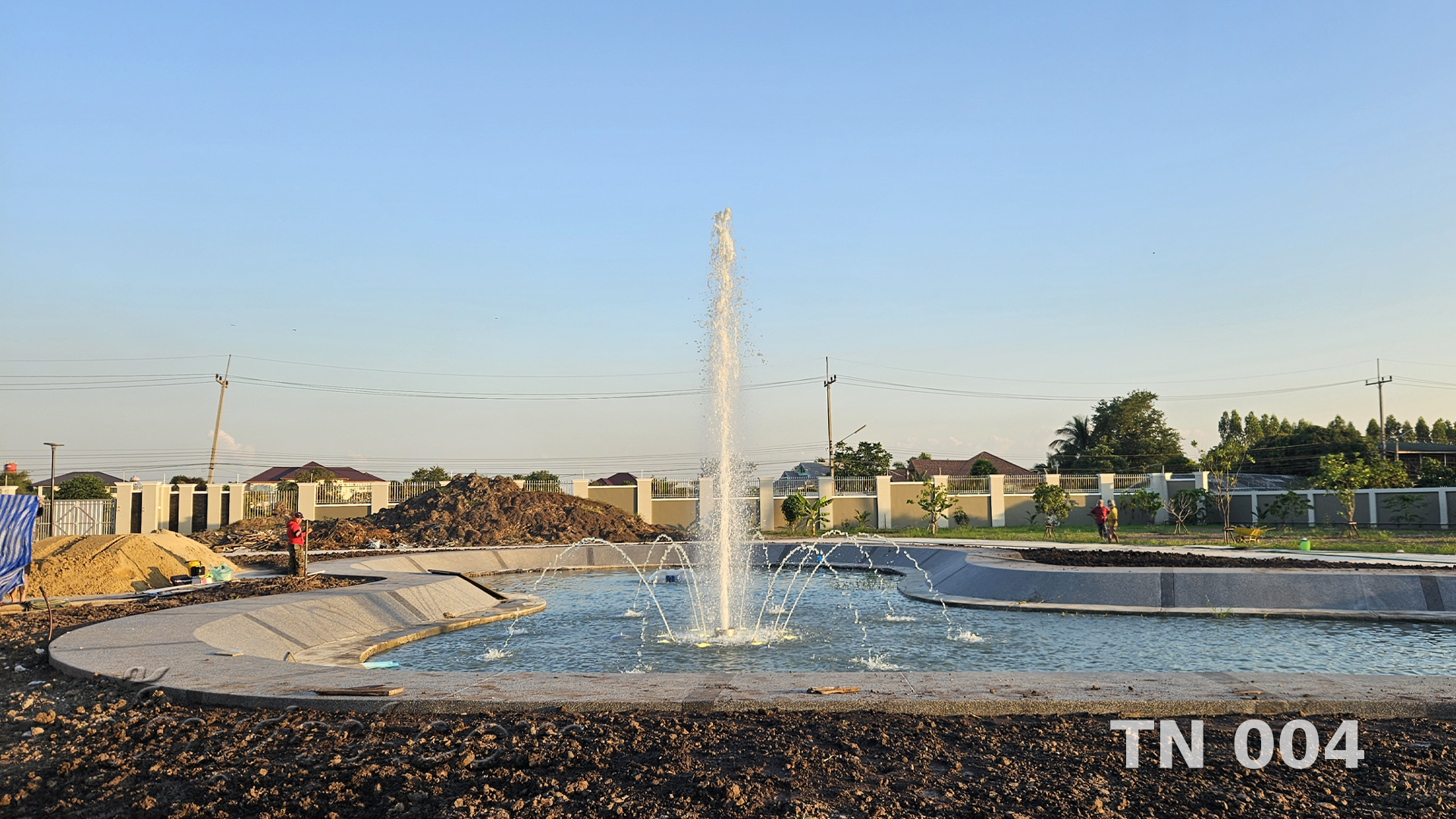 น้ำพุทุ่นลอย ทรงดอกชบา คุณสุรศักดิ์ จ.นครปฐม