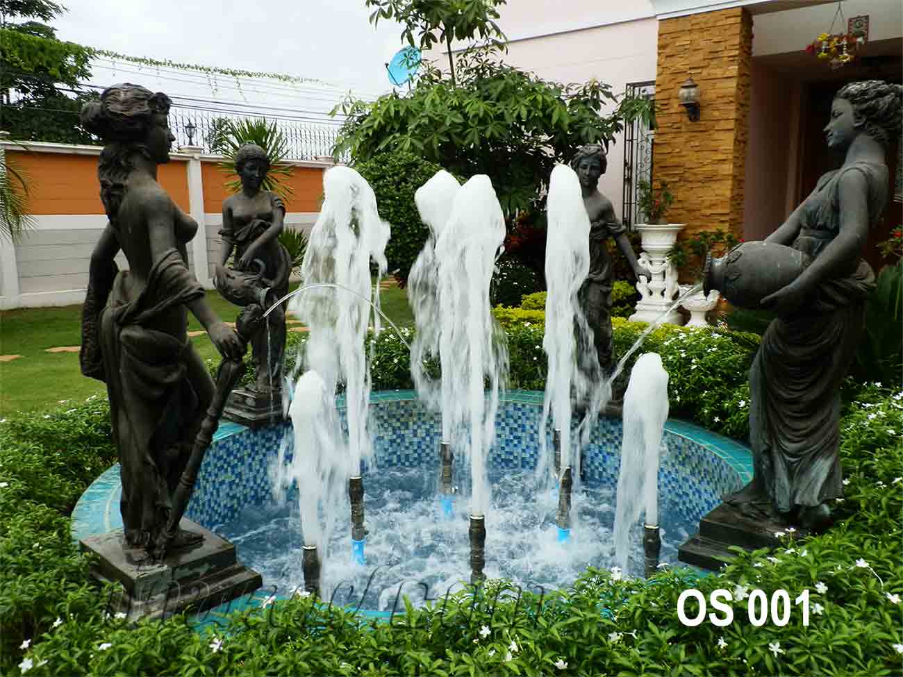 น้ำพุประติมากรรม ผู้หญิง 4 คน ที่บ้านคุณ อร สมุทรสาคร
