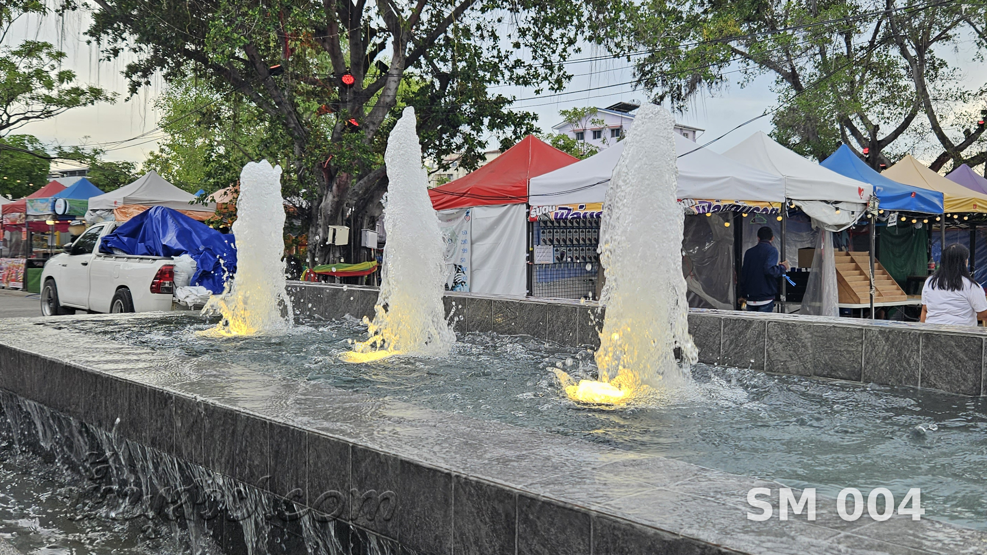 น้ำพุต้นสน ตลาดต้นไทร แบริ่ง