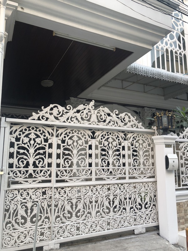 ให้เช่าทาวน์โฮม 4 ชั้น ย่านเอกมัย พื้นที่ 24 ตรว. 5 ห้องนอน เช่า 50,000 บ/ด