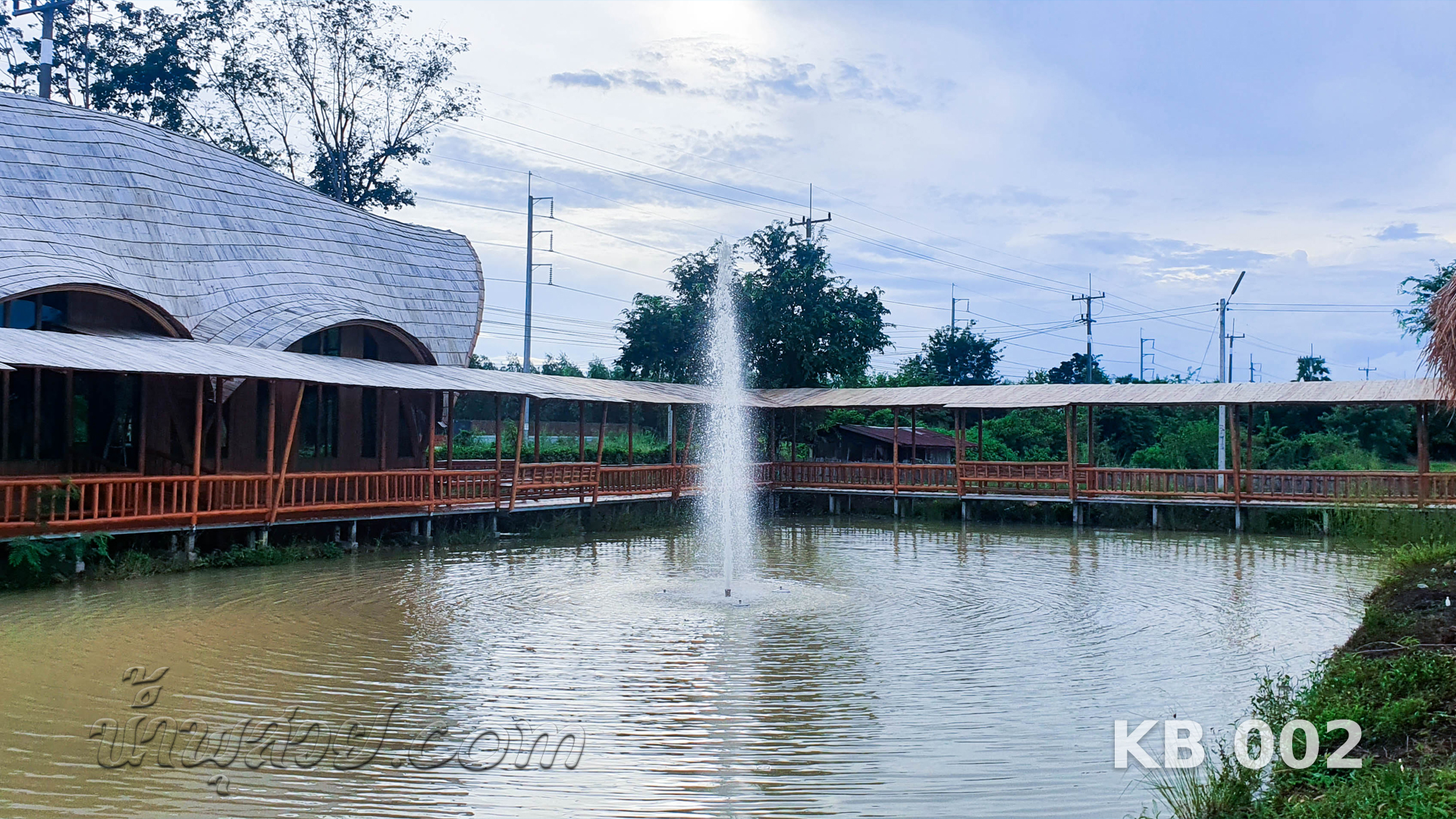 น้ำพุทุ่นลอย ทรงต้นสน ไกรศิระภพบ๊อกซิ่งยิม จ.กาญจนบุรี