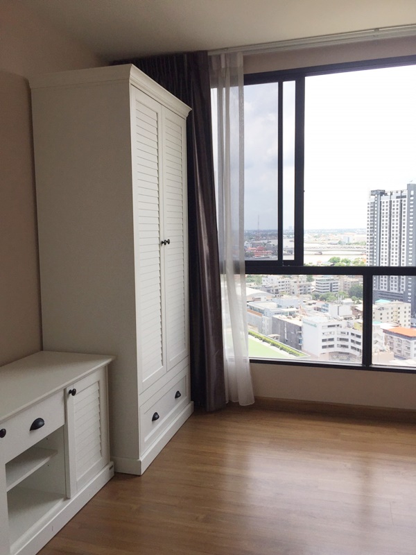 ให้เช่าคอนโด เดอะ ทรี อินเตอร์เชนจ์ พื้นที่ 30 ตร.ม. 1 ห้องนอน เช่า 9,500 บ/ด